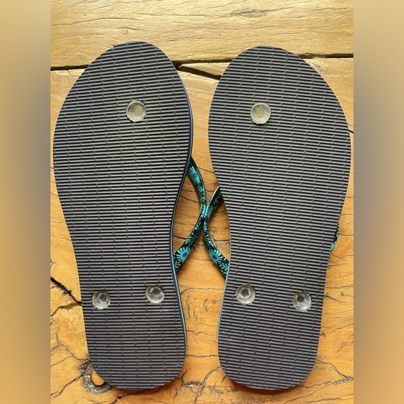 Vera Bradley Firefly Garden Floral Flip Flops NWOT Blue Size Small 5-6 - Picture 3 of 5